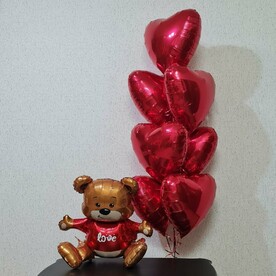 Фонтан из 7 шаров красных сердец и фигурки Мишки сидячий