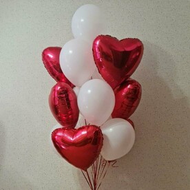 Красно-белый фонтан из шаров и сердец