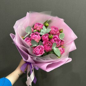 Пионовидная роза с эвкалиптом