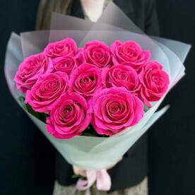 Букет малиновых роз в матовой плёнке