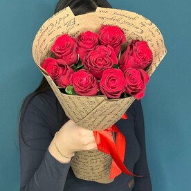 Красные розы в крафтовой бумаге