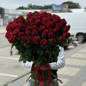 Огромный букет из 51 метровой розы