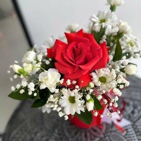 Композиция из хризантем, диантусов, гипсофилы и французской розы в шляпной коробке