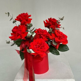 Композиция из французских роз с эвкалиптом