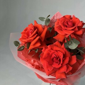 Яркий букет из французских роз с эвкалиптом