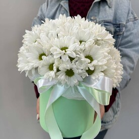 Шляпная коробка с хризантемой