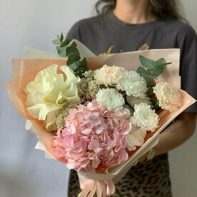 Нежный букет из розовой гортензии и французской розы "Топ"