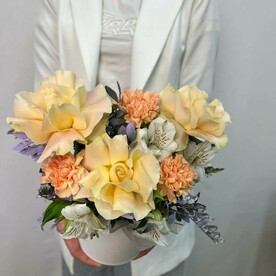 Композиция с французской розой Шармант, диантусами и альстромерией