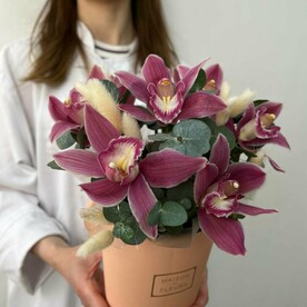 Композиция с орхидеей Цимбидиум, лагурусом и эвкалиптом