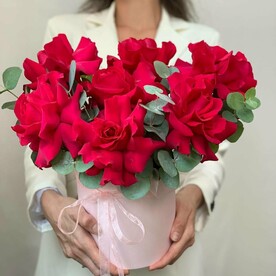 Композиция из 7 французских малиновых роз в шляпной коробке