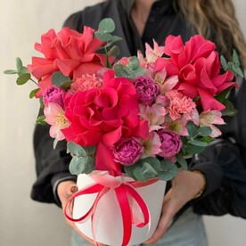 Яркая композиция в шляпной коробке из розы Пинк Флойд, Мисти Бабблс, диантусов и зелени