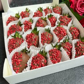 «Малиновая нежность» 20 ягод клубники в шоколаде