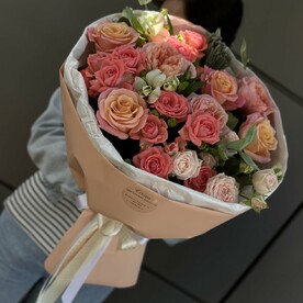 Персиковые Розы и эвкалипт