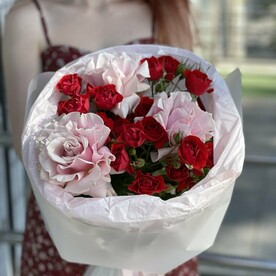 Яркий букет с розами