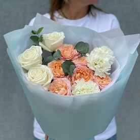 Букет с кустовыми розами, розами и гвоздикой