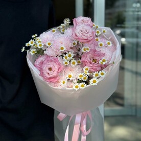 Летний букет с хризанемой, эустомой и ромашкой