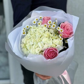 «Краш» букет с гортензией розами и ромашкой