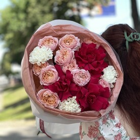 Яркий букет с розами и гвоздиками