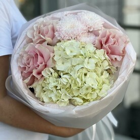 Гортензия и французские розы