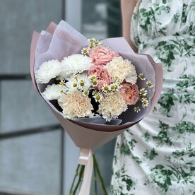 Букет с хризантемой и гвоздиками