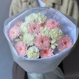 Нежный стойкий букет «Хризантема и гвоздики»