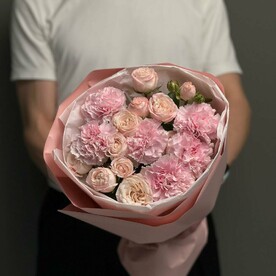 Зефирный букет из сортовых диантусов и кустовой пионовидной розы