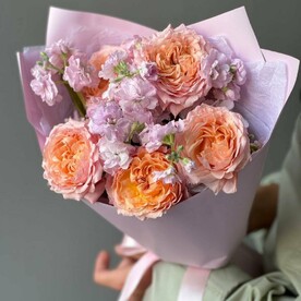 Нежный букет из маттиолы и кустовой джульетты