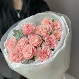 Авторский букет из кустовой розы и сортовых диантусов