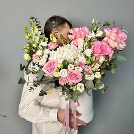 Шляпная коробка  с цветами «Грезы»