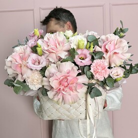 Козина с французскими розами и эустомой