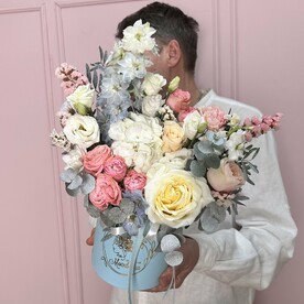 Коробка с розами и дельфиниумом