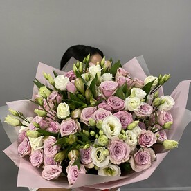 Авторский букет с кустовыми розами Лейла