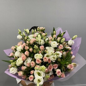 Авторский букет с кустовой розой Лидия