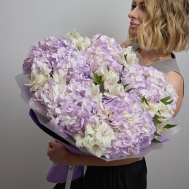 Букет с 5 фиолетовыми гортензиями и белыми альстромериями (122)