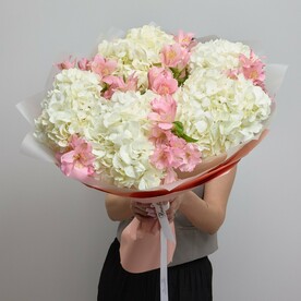 Букет с 5 белыми гортензиями и розовыми альстромериями (121)