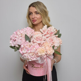 Розовая коробочка с французскими розами и гортензией (075)