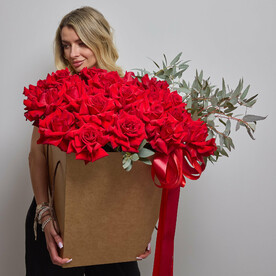 25 красных французских роз в крафтовой коробке (048)