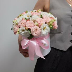 Коробочка с пионовидной кустовой розой и эустомой (051)