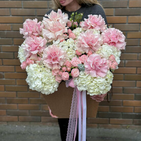 Большая крафтовая коробка с гортензиями и французскими розами (053)