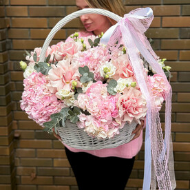Нежная корзина с розовыми гортензиями и французскими розами (057)