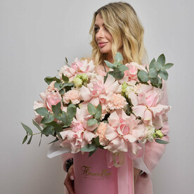 Нежная шляпная коробка с розовыми французскими розами и диантусами (058)