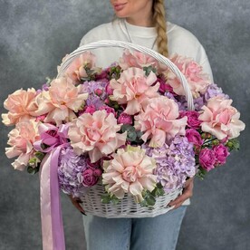 Большая корзина нежных французских роз, гортензий и пион кустовых (060)