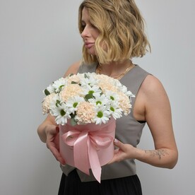 Розовая шляпная коробка с ромашкой и гвоздикой (063)