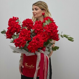 19 красных французских роз в шляпной коробке (070)