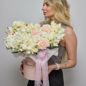 Большая коробка с французскими розами и пион эустомой (072)