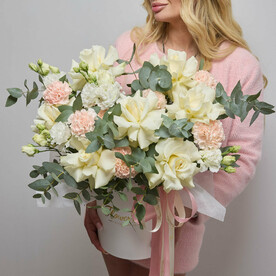 Нежная шляпная коробка с французскими розами и диантусами (073)