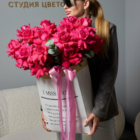 21 яркая французская роза в крафтовом пакете (079)