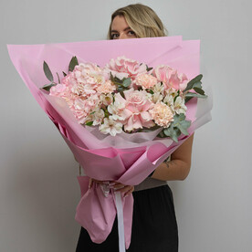 Розовый букет с гортензией и французскими розами (081)