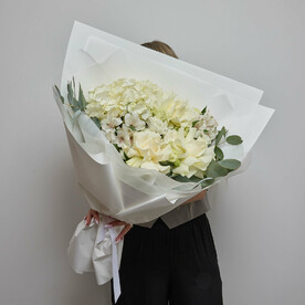 Белый букет с гортензией и французскими розами (082)