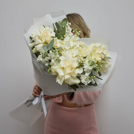 Белый букет с французскими розами и маттиолой (083)